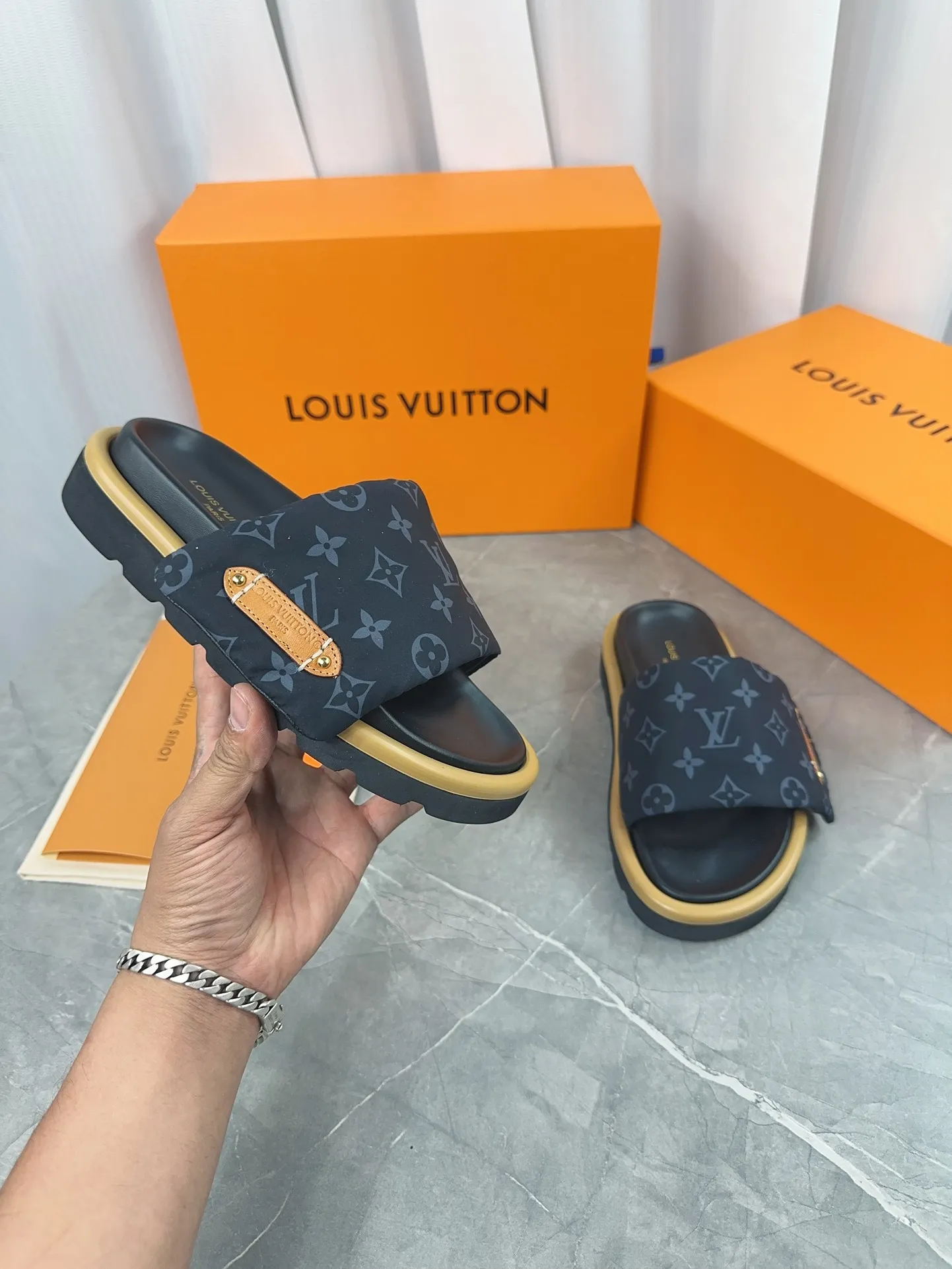 👟👟Ex-factory price 360👟👟 Women's Shoes Women's Clothing LV Donkey Brand L Home 2023 Hot Style Embossed Logo Embossed Sandals This Pool Pillow Comfort flat sandals are made of technical fabrics and use high-frequency embossing technology to reinterpret the Monogram pattern. Soft padded upper with adjustable Velcro, comfortable and tough insole adds harmonious color ▪️Fabric: Original customized technical fabric ▪️Lining: soft sheepskin lining ▪️Sole: Original open-molded rubber foam outsole Color: sky blue. Yellow. Black ▪️Size: 35-45